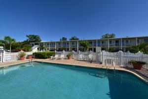 布雷登顿Americas Best Value Inn Bradenton-Sarasota的一座带椅子的大型游泳池和一座建筑
