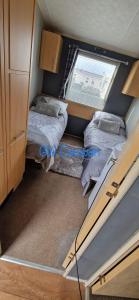 Kinmel BayWhitehouse Leisure Park North wales 6 birth caravan的小型客房 - 带2张床和窗户