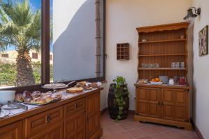 伯吉维奇拉古纳芬尼斯加早餐旅馆的厨房提供自助餐,餐桌上供应食物