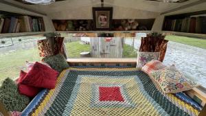 斯卡伯勒2 x Double Bed Glamping Wagon at Dalby Forest的客厅配有沙发,地板上铺有地毯。