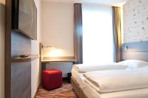 贝格基兴阿马罗酒店的酒店客房设有两张床和电视。
