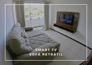 瓦拉达里斯州长市TH 3102 - Flat de 2 quartos com varanda的带沙发和平面电视的客厅