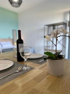 阿齐亚佩拉加Brand new studio Sea View的一张桌子,上面放着葡萄酒杯和植物