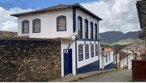 欧鲁普雷图A3EM Casa de Gorceix的蓝色和白色的房屋,设有石墙
