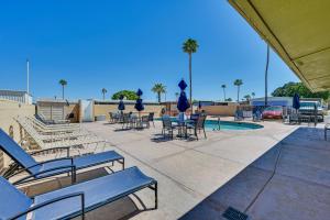 优马Pet-Friendly Yuma Vacation Rental with Pool Access!的一个带桌椅的庭院和一个游泳池