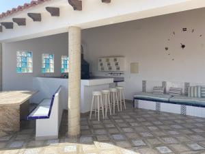 博尔钮乌Casa fiesta stunning villa的一间设有厨房的房间和一间带凳子的酒吧