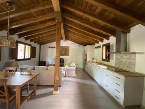 赫尔特Casa rural en jerte: La casa del molino的开放式厨房和客厅设有木制天花板。