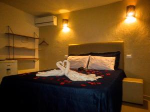 莫罗圣保罗Villa Giulia Morro Residence的一间卧室配有一张带两个天鹅的床