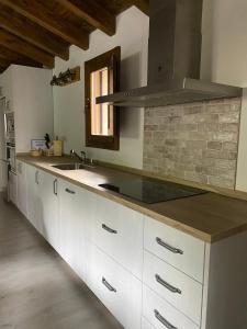 赫尔特Casa rural en jerte: La casa del molino的厨房配有水槽和台面