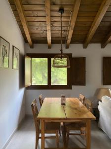 赫尔特Casa rural en jerte: La casa del molino的一间带木桌和椅子的用餐室