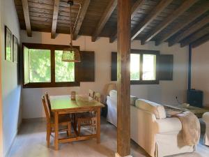 赫尔特Casa rural en jerte: La casa del molino的客厅配有桌子和沙发