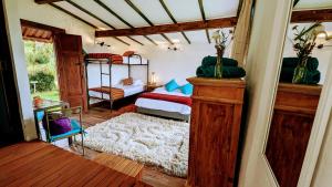 塔比奥Wepa la Pepa Campestre的一间卧室配有两张双层床。