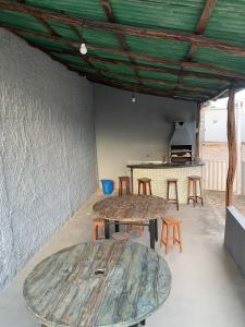 巴纳伊巴Pousada Cristo Rei的一间设有两张桌子和椅子的房间以及柜台