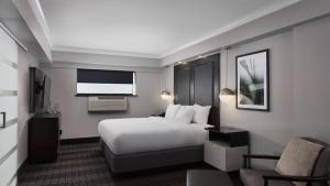塔拉哈西杜瓦尔傲途格精选酒店 的一间酒店客房,配有一张床和一台电视