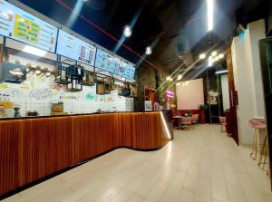 沙迦1BR Warm and comfortable APT的餐厅设有长柜台和桌椅