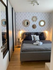 昂特保科洛佩因SeeCondo的卧室配有一张壁挂镜子的床