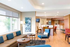 莫里斯维尔TownePlace Suites by Marriott Raleigh Durham Airport Morrisville的客厅配有沙发和椅子