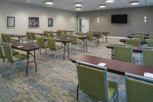 莫里斯维尔TownePlace Suites by Marriott Raleigh Durham Airport Morrisville的一间会议室,配有桌椅和屏幕