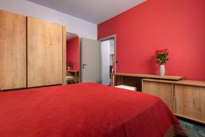 伊利索斯Fata Morgana Apartment的红色的房间,设有一张红色墙壁的床