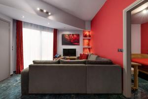 伊利索斯Fata Morgana Apartment的带沙发和红色墙壁的客厅