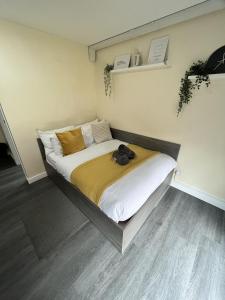 诺丁汉west walk house的一间卧室配有一张带白色和黄色床单的大床