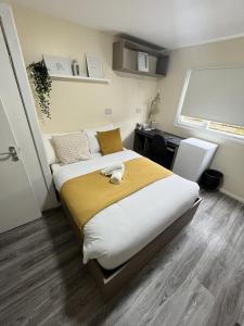 诺丁汉west walk house的一间卧室配有一张带黄色毯子的大床
