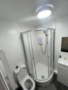 诺丁汉west walk house的带淋浴、卫生间和盥洗盆的浴室