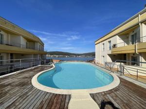 科尔库维翁Apartamento Playa de Quenxe的游泳池位于酒店的甲板上