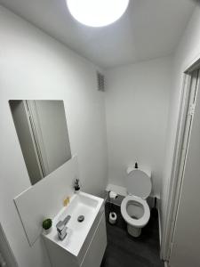 诺丁汉west walk house的白色的浴室设有卫生间和水槽。