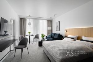 波兹南Saint Martin Residence by Y3 Hotels, Old Town with Wellness的一间带大床的卧室和一间客厅