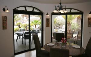 查德尔帕罗奥隆达之家别墅的一间带桌椅的用餐室和一个庭院