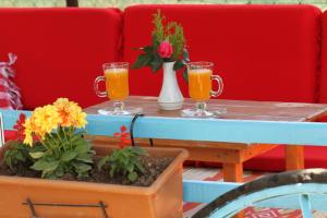 契拉勒米拉畔斯永酒店的桌上放两杯橙汁,放上鲜花