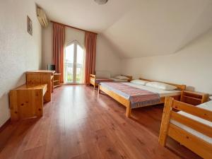 VranovačaHotel & Restaurant Babic的一间卧室设有两张床和大窗户
