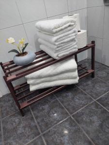 阿利卡纳斯ZETA'S HOUSE的浴室内提供毛巾和木制毛巾架