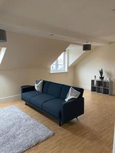 Swindon City Center 2bed apartment with Parking and WiFi的休息区