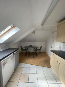 史云顿Swindon City Center 2bed apartment with Parking and WiFi的一间厨房,里面配有桌椅