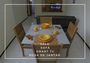 瓦拉达里斯州长市TH 3406 - Flat de Três Quartos的一张带两把椅子的白色桌子和黄色的盘子