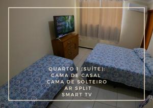 瓦拉达里斯州长市TH 3406 - Flat de Três Quartos的一张卧室的照片,卧室内配有一张床和一台电视