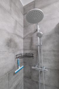 沙勒罗瓦Studio chic proche aéroport & centre-ville的浴室内配有淋浴和头顶淋浴