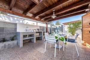 圣巴托洛梅BUNGALOWS LOS ARCOS 77的户外庭院配有桌椅。