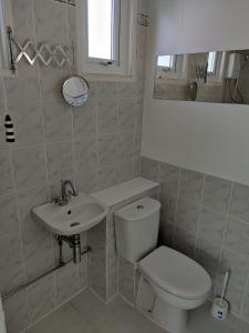 赫彻姆Heacham Hideaway的白色的浴室设有卫生间和水槽。