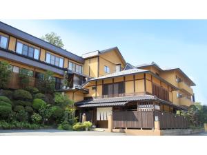 上山市Saikatei Jidaiya - Vacation STAY 96432v的前面有栅栏的大建筑