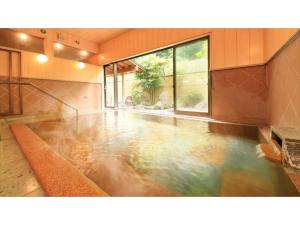 上山市Saikatei Jidaiya - Vacation STAY 96429v的房屋内有水池的房间