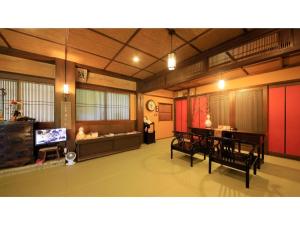 上山市Saikatei Jidaiya - Vacation STAY 96429v的客厅配有沙发和桌椅