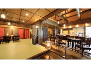 上山市Saikatei Jidaiya - Vacation STAY 96444v的大楼内带桌椅的用餐室