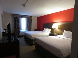 FerndaleAmerican Inn & Suites的酒店客房设有两张床和窗户。
