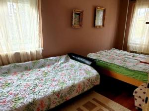 斯科普里Olympia's apartment的一间卧室设有两张单人床和一个窗户。