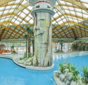 卡特兹奥布萨维Lotty的一座大楼内带水滑梯的大型游泳池