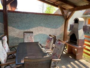 卡特兹奥布萨维Lotty的天井配有桌椅和烤箱。