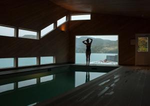 百内三塔Explora en Torres del Paine - All Inclusive的站在游泳池边缘的女人